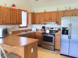 Kjøleskap, mikrobølgeovn, ovn og kokeplater