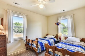 4 bedrooms, free WiFi, bed sheets - Premium Tripp -- Close to Shopping, Restaurants and Activities (Kill Devil Hills)
