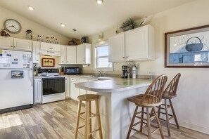 冷蔵庫、電子レンジ、オーブン、コンロ