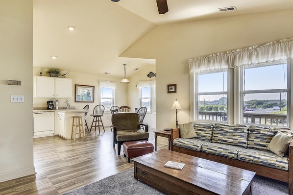 テレビ、DVD プレーヤー