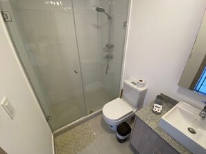 Douche, serviettes fournies, savon, shampoing