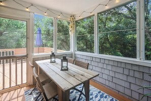 Outdoor dining - Leeward Inn-- Beautifully Decorated Home with Pool, Hot Tub and More! (Southern Shores)