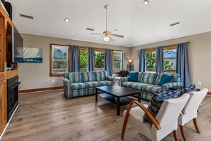 Una televisión, una chimenea