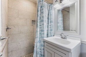Douche, serviettes fournies