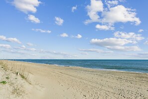 Een strand met een heldere lucht en zee.