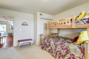 A room with a bunk bed, a desk, and a bench. - Miller Cottage -- Semi OF Home in Kitty Hawk with Hot Tub (Kitty Hawk)