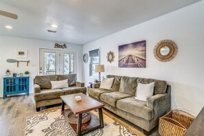 Una televisión, una mesa de tenis de mesa