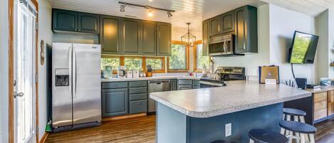 Réfrigérateur, four à micro-ondes, un four, surface de cuisson