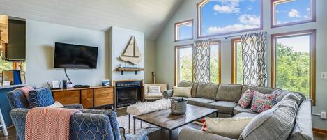 Télévision, cheminée, table de tennis de table