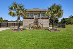 Exterior - Seaside Serenity: Pool, Hot tub, Grill, Games & so much more! (Long Beach)