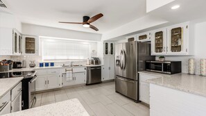 Een koelkast, een magnetron, een oven, een kookplaat