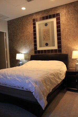 4 bedrooms, iron/ironing board, WiFi, bed sheets