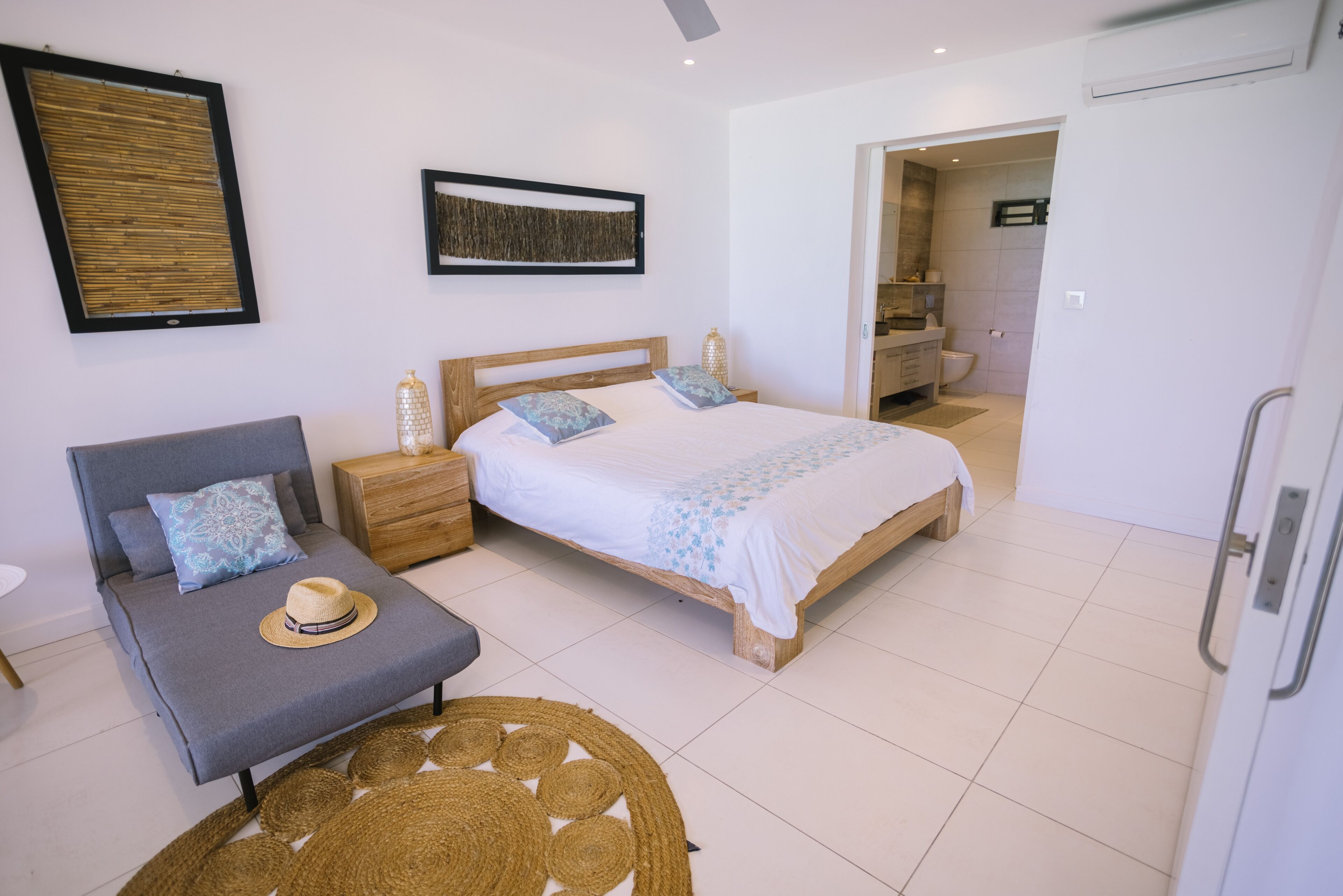 3 habitaciones, caja de seguridad en la habitación y escritorio 