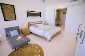 3 bedrooms, in-room safe, desk, iron/ironing board - Bayview Apartment Grand Bay (Grand-Baie)