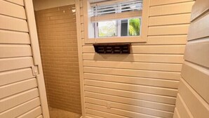 Un baño pequeño con inodoro, una ventana y zona de ducha.