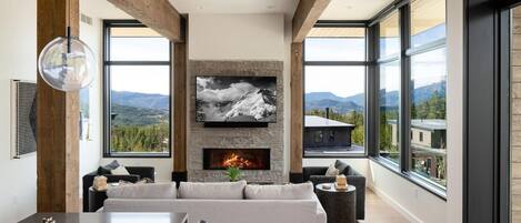 Télévision, cheminée