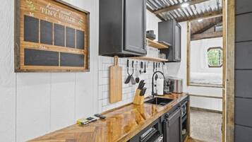 Refrigerador, microondas, cafetera y tetera y utensilios de cocina