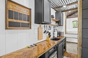 ثلاجة، ميكروويف، ماكينة لصنع القهوة/الشاي، مستلزمات طهي/أطباق/أوعية