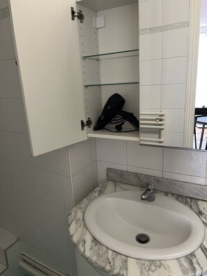 Shower, hair dryer, towels, soap - Studio Paris 7eme Proche Tour Eiffel (Paris)