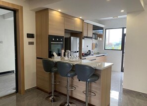 Kjøleskap, mikrobølgeovn, ovn og oppvaskmaskin