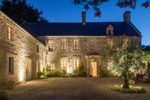 Exterior - Chambre D'hôte à La Cour Souveraine Près des Plages du Débarquement et de Bayeux (Mosles)