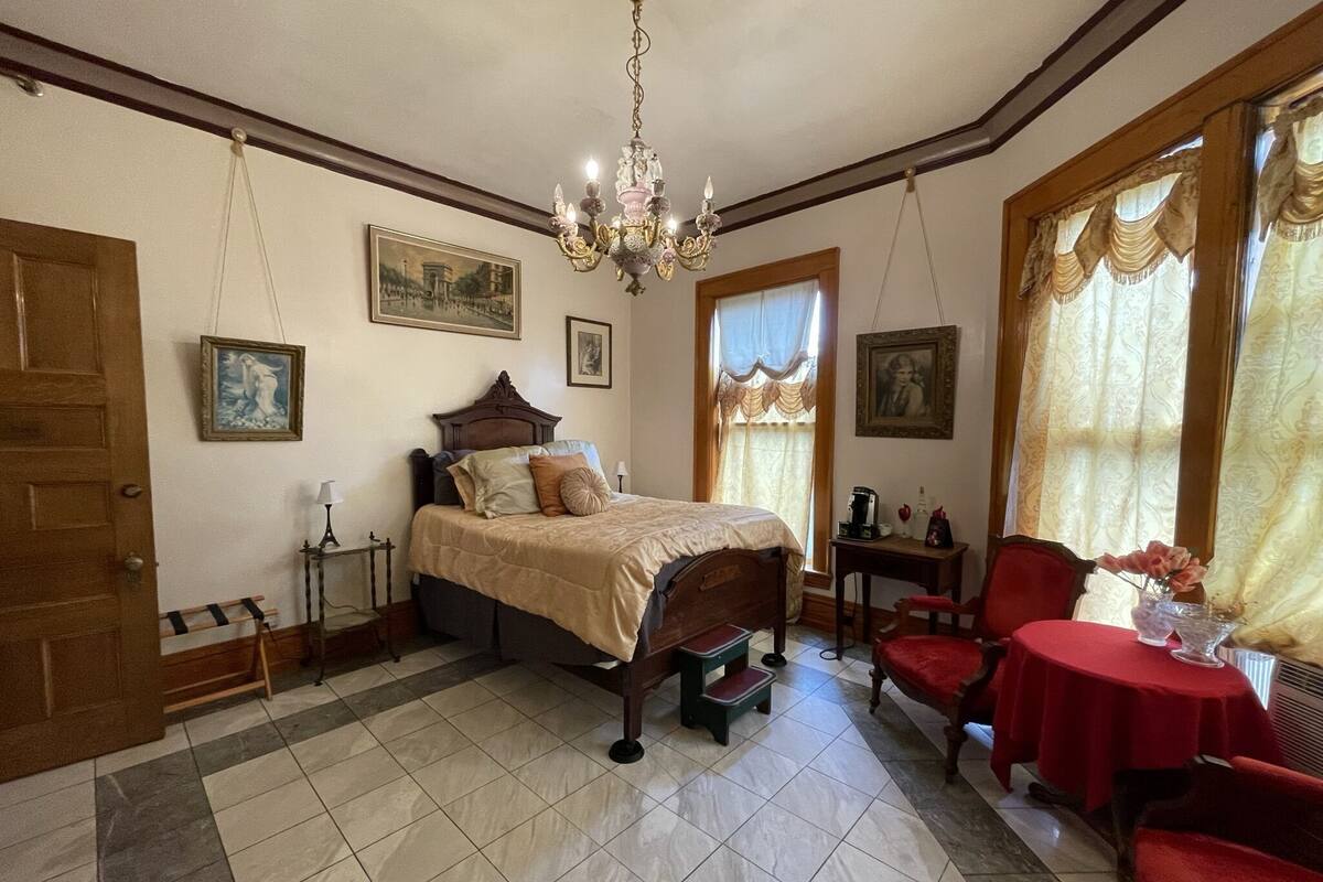 Premium bedding, down comforters, minibar, laptop workspace