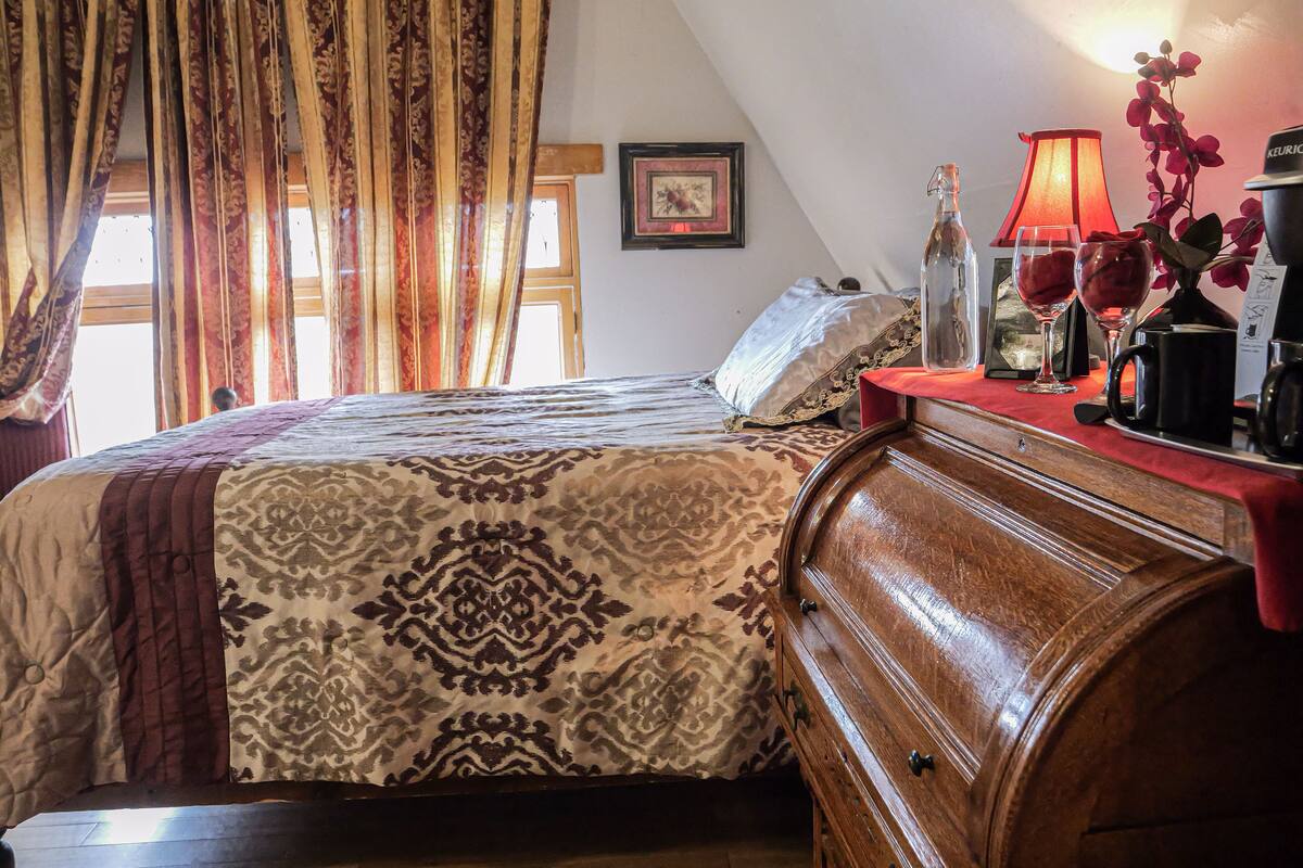 Premium bedding, down comforters, minibar, laptop workspace