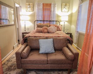 Premium bedding, down comforters, minibar, individually decorated - Henderson Castle  (Kalamazoo)