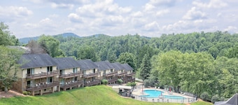 Cozy KW_305 Suite in Clayton, GA with 2 Queen Beds and Mountain Views