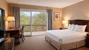 A hotel room with a bed, desk, chair, and a balcony with a view. - Cozy King Room in Clayton with Mountain Views and Communal Pool (Clayton)