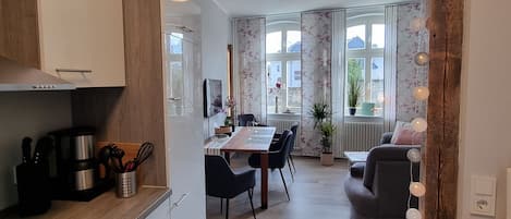 Kylskåp, ugn, spishäll och kaffe- och tebryggare