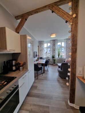 Fridge, oven, stovetop, coffee/tea maker