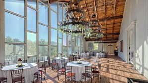 Dining - Cozy King Room in Clayton with Mountain Views and Resort Access (Clayton)