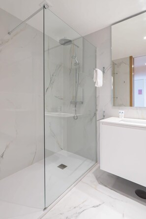 Een douche, een haardroger, handdoeken, shampoo