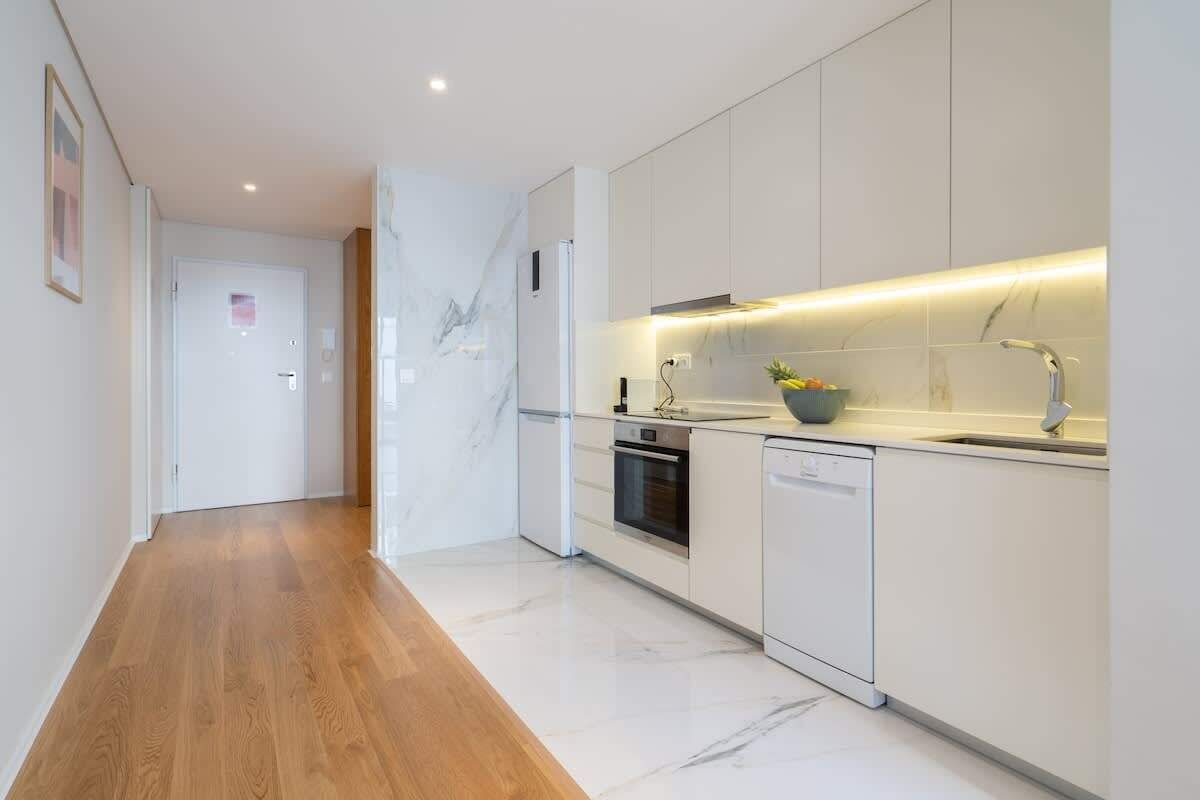 Fridge, oven, stovetop, dishwasher