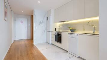 Fridge, oven, stovetop, dishwasher