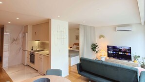 Un apartamento moderno con cocina, comedor y sala de estar.