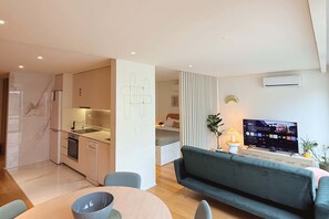 Een modern appartement met keuken, eetruimte en woonkamer.