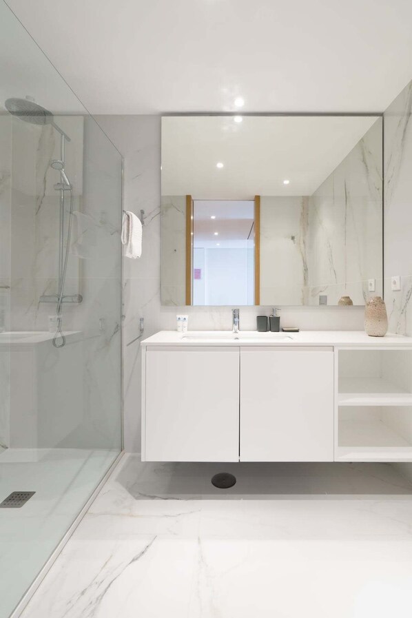 Een douche, een haardroger, handdoeken, shampoo
