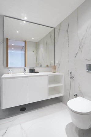 Chuveiro, secador de cabelo, toalhas de banho, shampoo