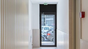 Un pasillo moderno que conduce a un estacionamiento.