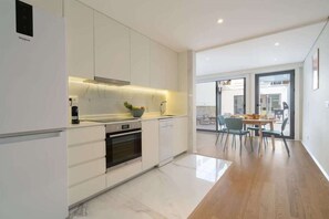 Fridge, oven, stovetop, dishwasher