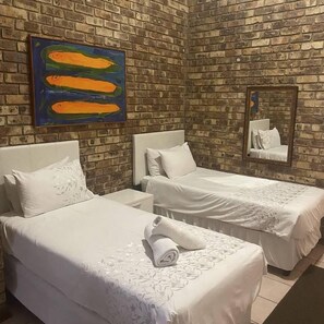 Individually decorated, individually furnished, laptop workspace - A Pousada guesthouse  (Mbombela)