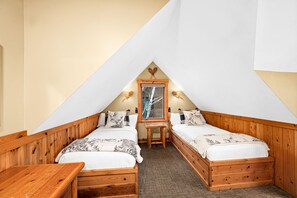 5 bedrooms, iron/ironing board, travel crib, WiFi - Moose Mountain Cabin. Ski-in ski-out, five bedrooms, & a wood-burning fireplace! (Lutsen)