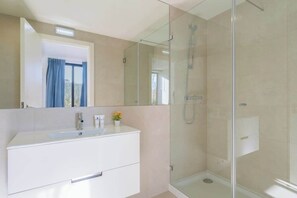 Shower, hair dryer, towels, shampoo - Private Cozy Flat | Terrace by HostWise (Porto)
