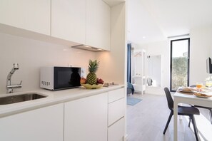 Kühlschrank, Mikrowelle, Herdplatte, Wasserkocher mit Kaffee-/Teezubehör