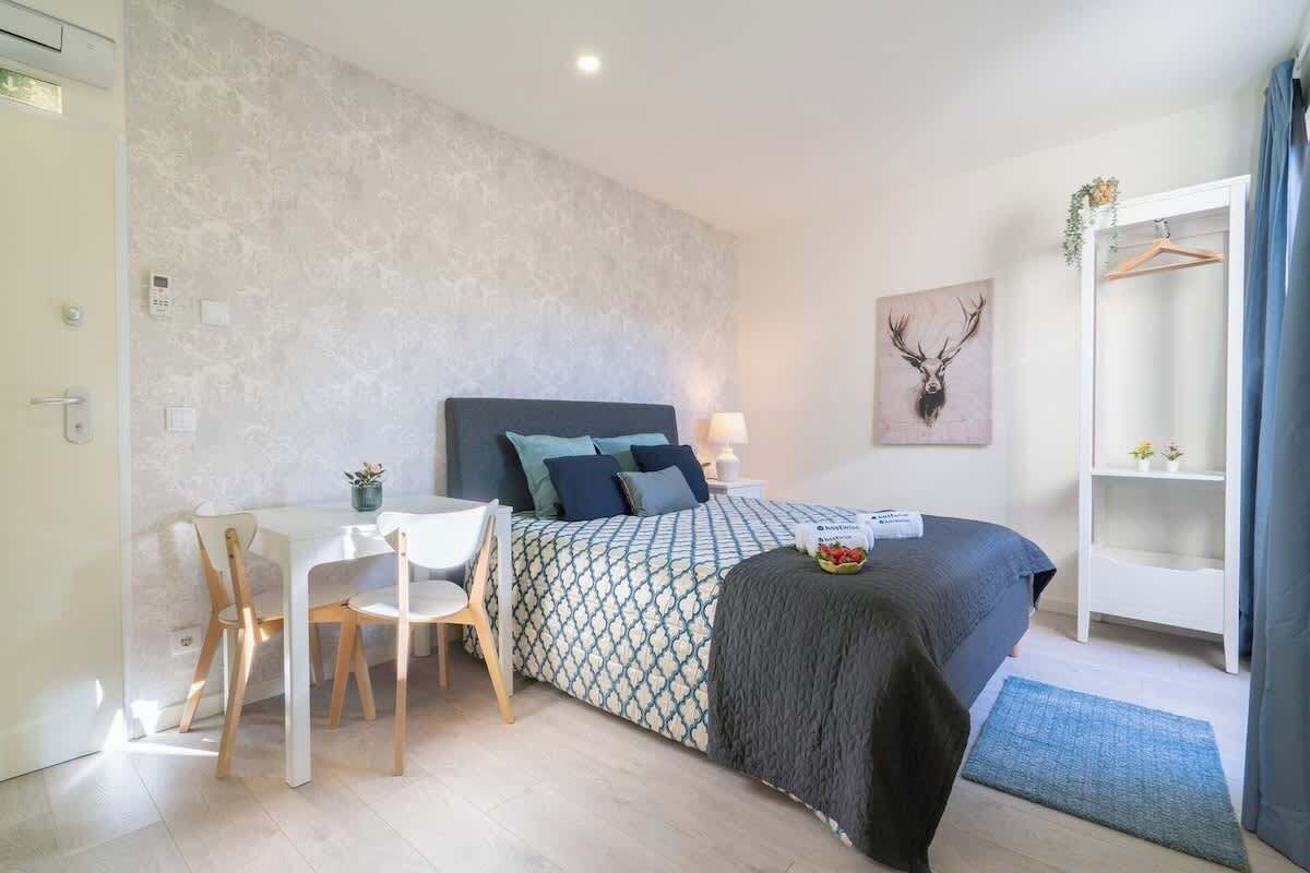 1 habitación, tabla de planchar con plancha, cuna de viaje y wifi 