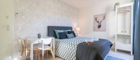 1 habitación, tabla de planchar con plancha, cuna de viaje y wifi