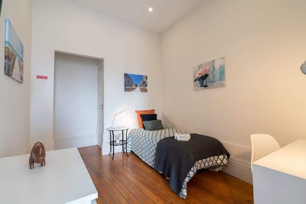 1 chambre, fer et planche à repasser, lit parapluie, Wi-Fi