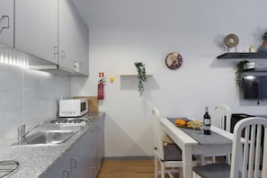 Refrigerador, microondas, horno, placa de cocina